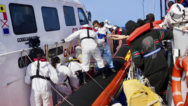 Италианската брегова охрана извади 19 тела на пътували с лодка мигранти