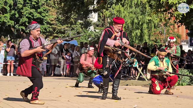 Картини от Освобождението на Ловеч преди 148 години „оживяха“ в центъра на града