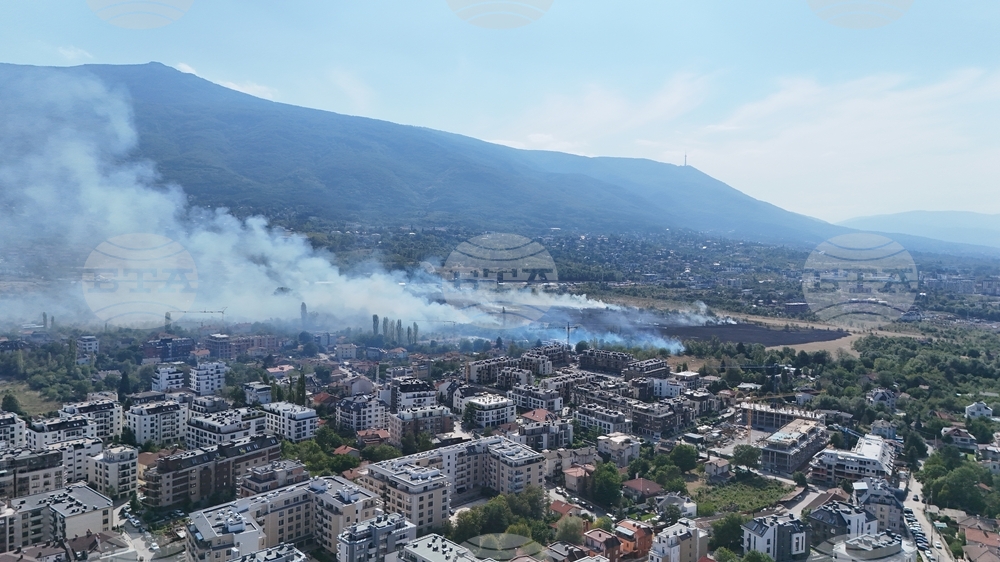 Пожар гори в квартал "Кръстова вада" в София