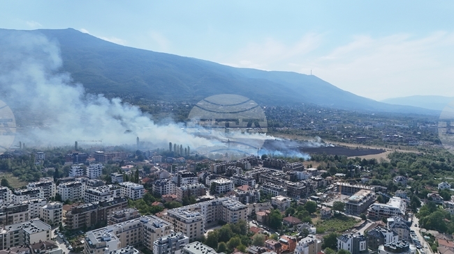 Пожар гори в квартал "Кръстова вада" в София