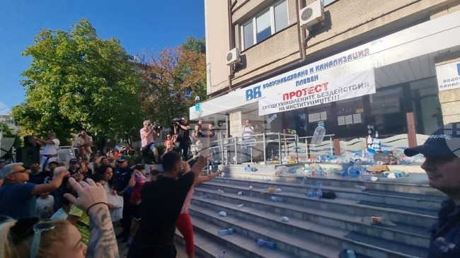 В Плевен граждани се събраха на втори протест срещу безводието