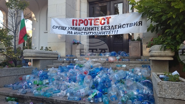 Плевенчани затрупаха с празни туби и бутилки от вода входовете на ВиК и Общината в протест срещу безводието