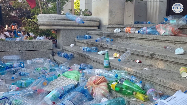 Плевенчани затрупаха с празни туби и бутилки от вода входовете на ВиК и Общината в протест срещу безводието