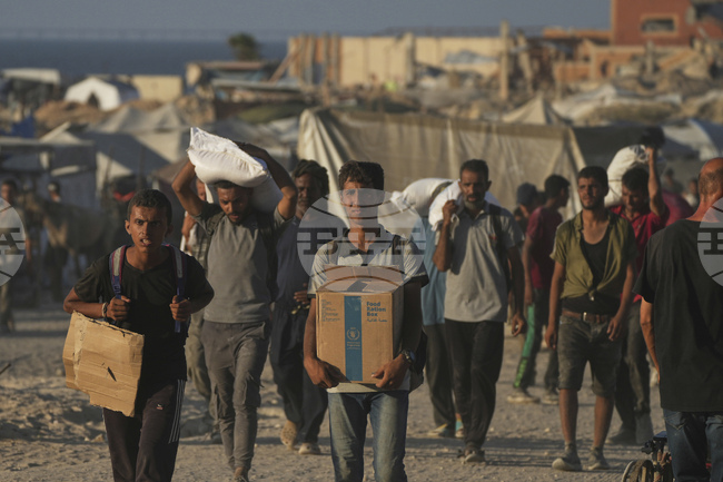 МЕНА: Конвой с хуманитарна помощ за палестинците в Газа потегли от Египет