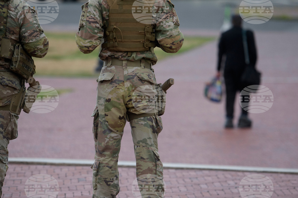 Части на Националната гвардия във Вашингтон вече патрулират с огнестрелно оръжие, съобщава източник от Пентагона