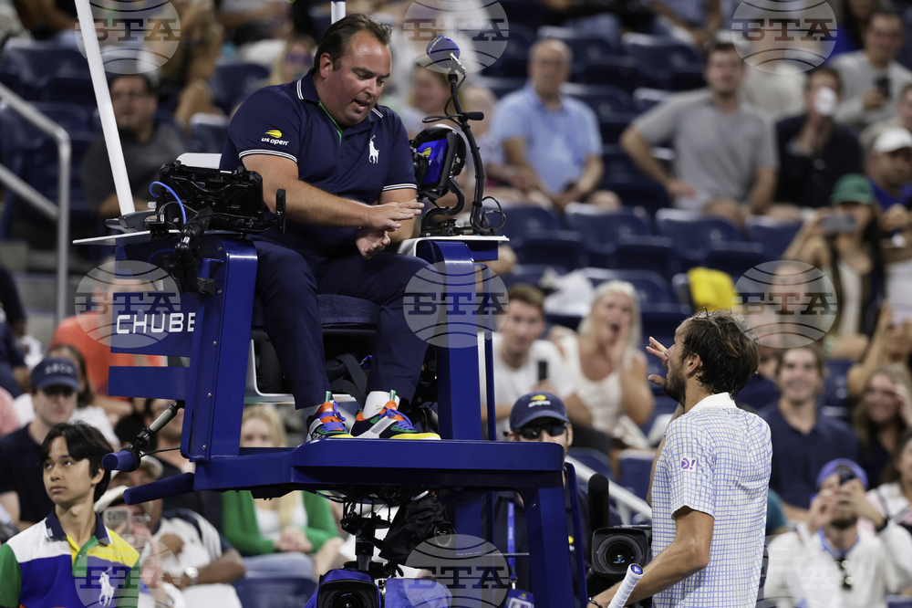 Медведев беше глобен в 42500 долара заради скандала със съдията по време на мача си от първия кръг на Откритото първенство на САЩ по тенис