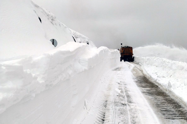 Продължава разчистването на 3-метровите преспи на Троянския проход. Снегорините достигнаха билото на планината