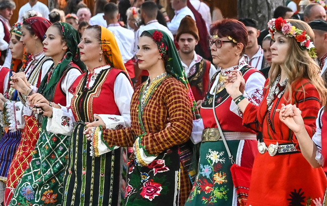 Хиляди и тази година се включиха във Фестивала на фолклорната носия в Жеравна