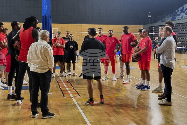 Борислав Младенов направи първа тренировка с баскетболния Апоел Тел Авив, израелският тим започна подготовка в София