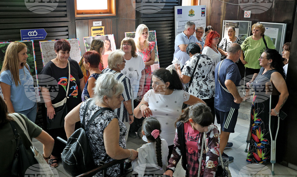 Фотоизложбата „ПроменениТЕ“ представя във Варна историята на младежи, отгледани в приемни семейства