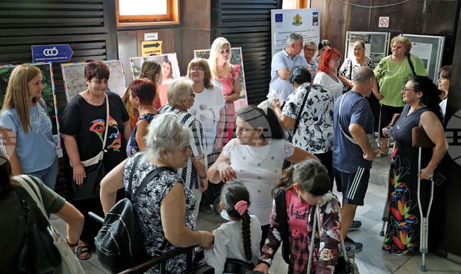 Фотоизложбата „ПроменениТЕ“ представя във Варна историята на младежи, отгледани в приемни семейства