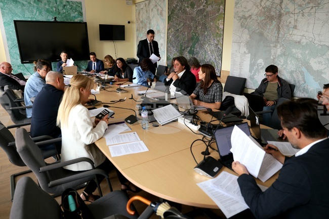 Директорът на столичната болница „Княгиня Клементина” ще изпрати днес на общинската комисия по здравеопазване корекции в обществена поръчка за доставка на ПЕТ скенер