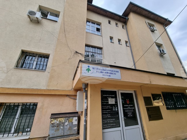 Общо двадесет ученици от област Перник са се явили на днешния държавен зрелостен изпит по профилиращ предмет или по професия