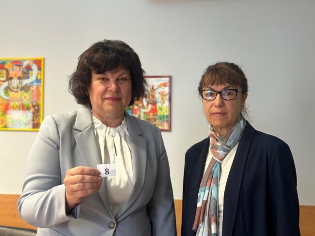 Вариант 2 бе изтеглен за държавния зрелостен изпит по профилиращ предмет, тема № 8 - за изпита за добиване на професионална квалификация