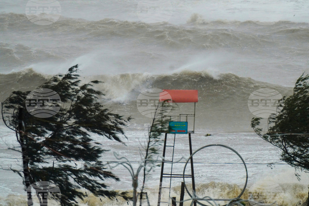 Трима души загинаха във Виетнам при преминаването на тайфуна "Каджики"