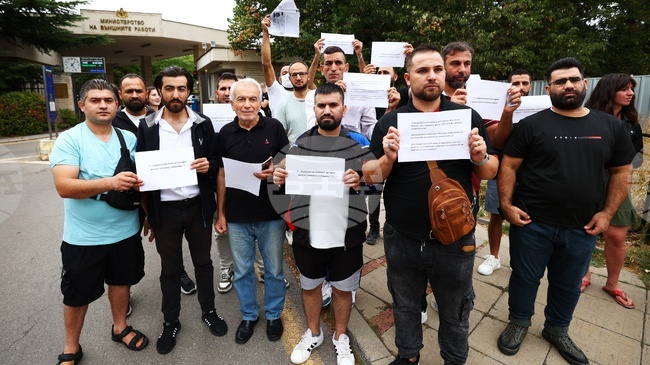 Legal Syrian Migrants Protest in Sofia over Visa Procedures for Family Members