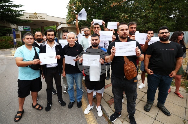 Legal Syrian Migrants Protest in Sofia over Visa Procedures for Family Members
