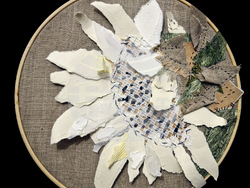 Ксения Иванова представя своята самостоятелна „(не)графична изложба“, озаглавена „Находки“. Снимка: Екипът на галерия „Сердика“