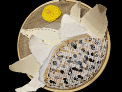 Ксения Иванова представя своята самостоятелна „(не)графична изложба“, озаглавена „Находки“. Снимка: Екипът на галерия „Сердика“