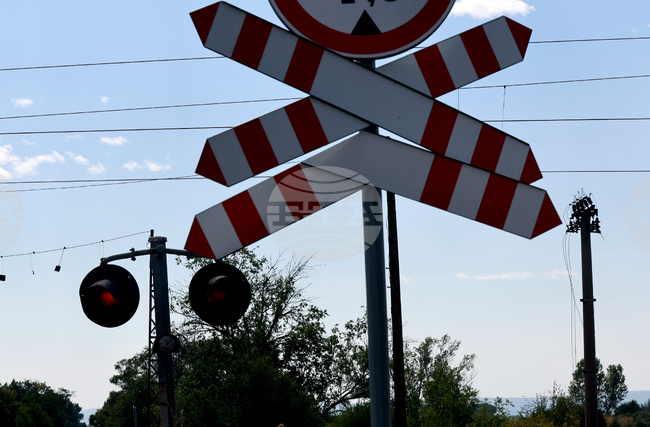 Променя се режимът на движение в района на железопътния прелез на казанлъшкия булевард „Никола Петков“ по пътя към село Овощник