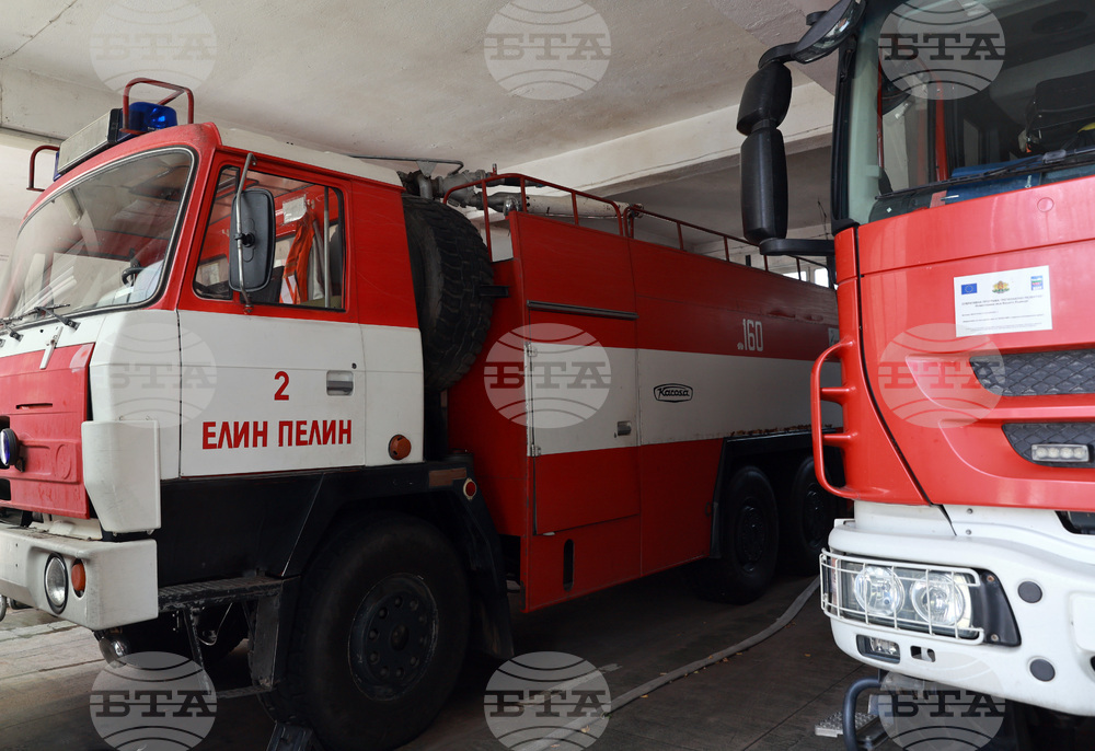 Двама души са пострадали при пожари през изминалото денонощие, съобщиха от пожарната 