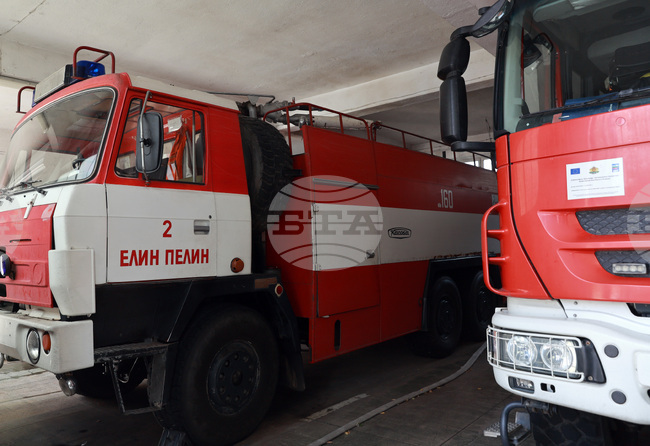 Двама души са пострадали при пожари през изминалото денонощие, съобщиха от пожарната 