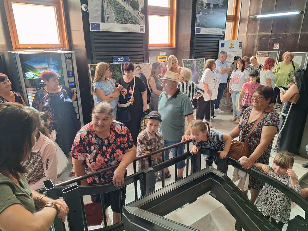 Зам.-кметът Снежана Апостолова откри фотоизложба „ПроменениТЕ“, посветена на приемната грижа