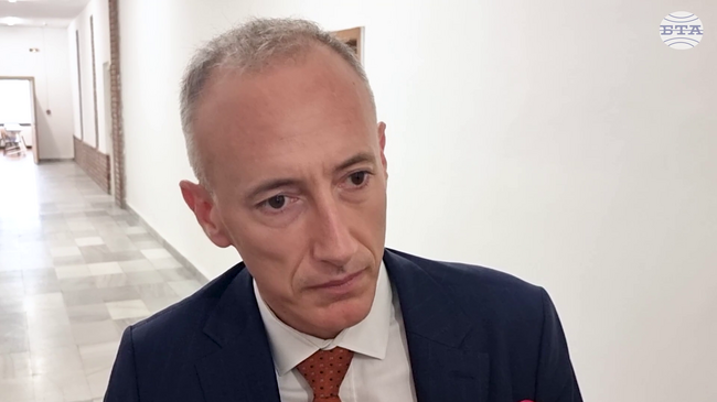 Очаква се забраната за използване на мобилни телефони от учениците да влезе в сила през ноември, каза министър Красимир Вълчев в Бургас