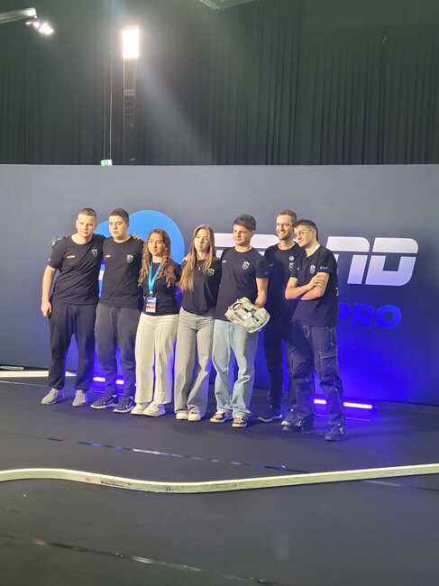 Отборът на „Българско школо“ спечели световната титла в състезание с водородни колички с участници от 33 държави