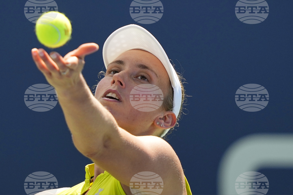 Първите две поставени в схемата отпаднаха във втория кръг на турнира по тенис в Гуадалахара