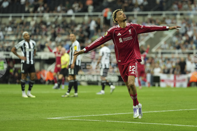 Юго Екитике получи първа повиквателна за националния отбор на Франция след контузията на Раян Шерки