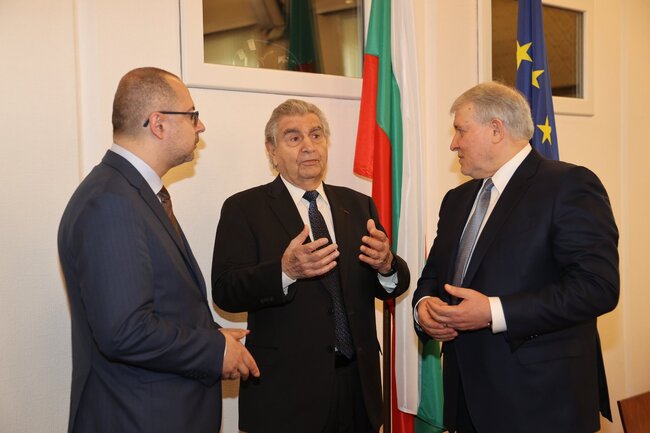 По инициатива на зам.-председателя на ПГ на ГЕРБ-СДС Румен Христов днес в Народното събрание гостува писателят и политик проф. Михаел Бар-Зоар