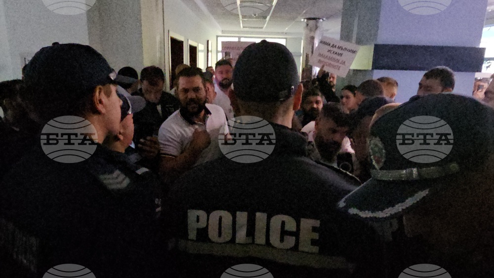 Протестиращи с искания за справедливост и отговорност за смъртта на родилката в Русе нахлуха в АГ-комплекса на болница "Канев"
