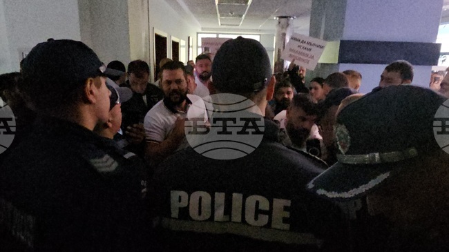 Протестиращи с искания за справедливост и отговорност за смъртта на родилката в Русе нахлуха в АГ-комплекса на болница "Канев"