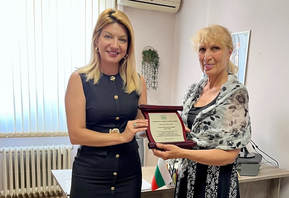Изпълнителната агенция за българите в чужбина отличи Българския учебен център „Знание“ от Чикаго с плакет и медал „Иван Вазов“