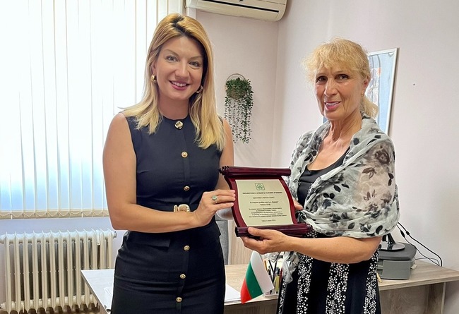 Изпълнителната агенция за българите в чужбина отличи Българския учебен център „Знание“ от Чикаго с плакет и медал „Иван Вазов“