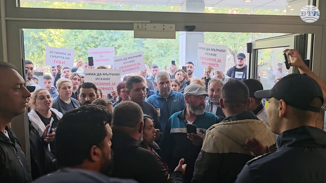 Протестиращи с искания за справедливост и отговорност за смъртта на родилката в Русе нахлуха в АГ-комплекса на болница "Канев"