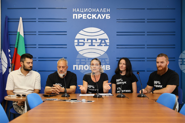 Театър „Хенд“ представи проекта „Джекил на лед в България“ съвместно с датския комик Паоло Нани