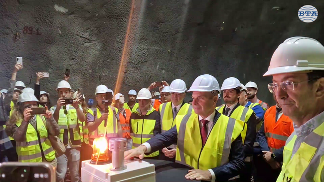 Има „светлина в тунела“ за българските железници, каза вицепремиерът Гроздан Караджов при проверката на жп линията Костенец – Септември