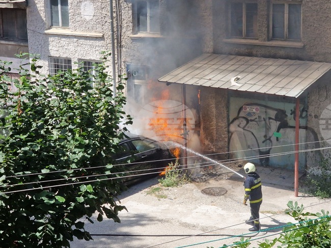 Лек автомобил се запали на паркинг между блокове в центъра на Велико Търново