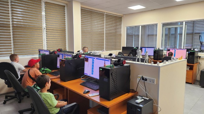 Повече от 40 деца се включиха в лятната академия по роботика на Русенския университет „Ангел Кънчев“