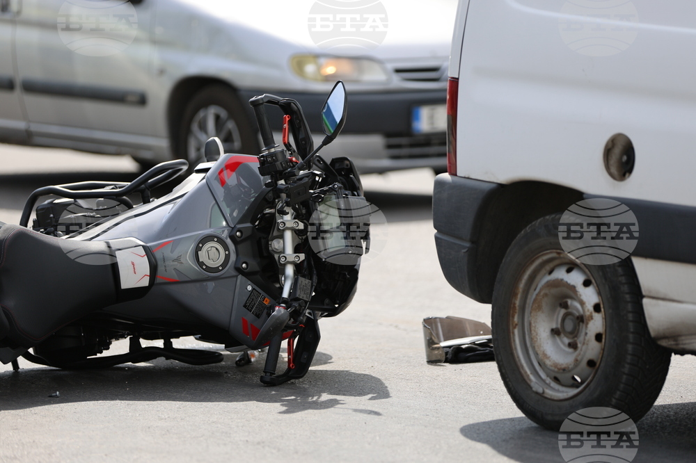 С опасност за живота е мотористът, пострадал тежко при катастрофа, станала по-рано днес в Разградско 