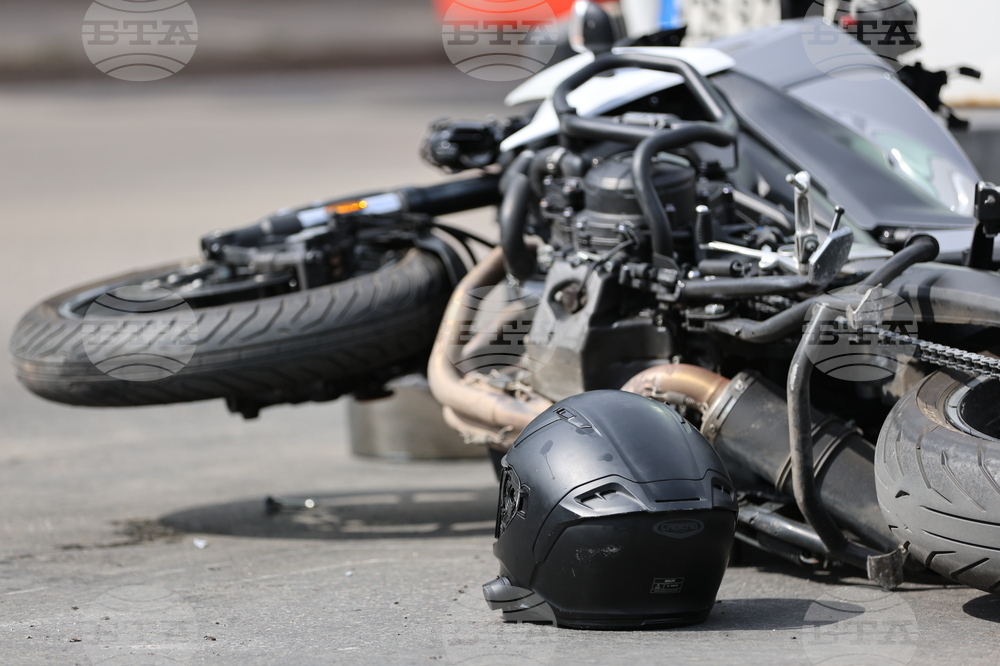 Заради катастрофа с моторист е ограничено движението по пътя Котел - Омуртаг 