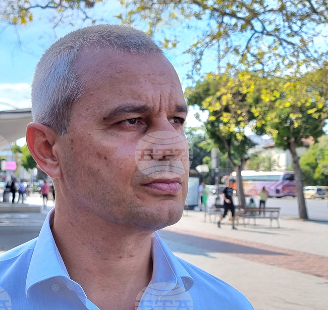 За „Възраждане“ в момента е най-логично парламентът да бъде разпуснат и да се проведат предсрочни избори, каза Костадин Костадинов