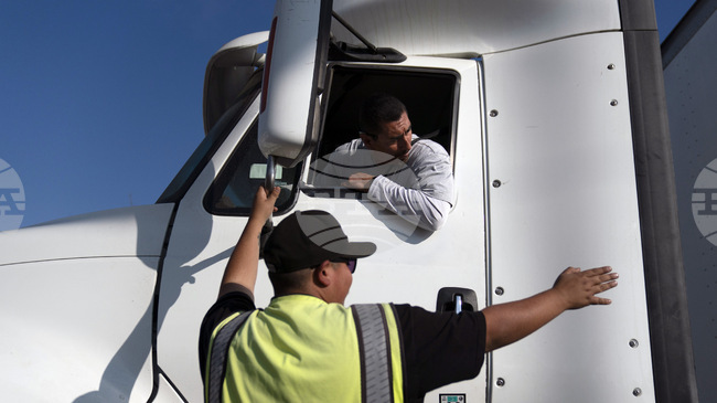 Все повече шофьори на камиони в САЩ, които не знаят достатъчно добре английски език, биват спирани от движение, пише Блумбърг