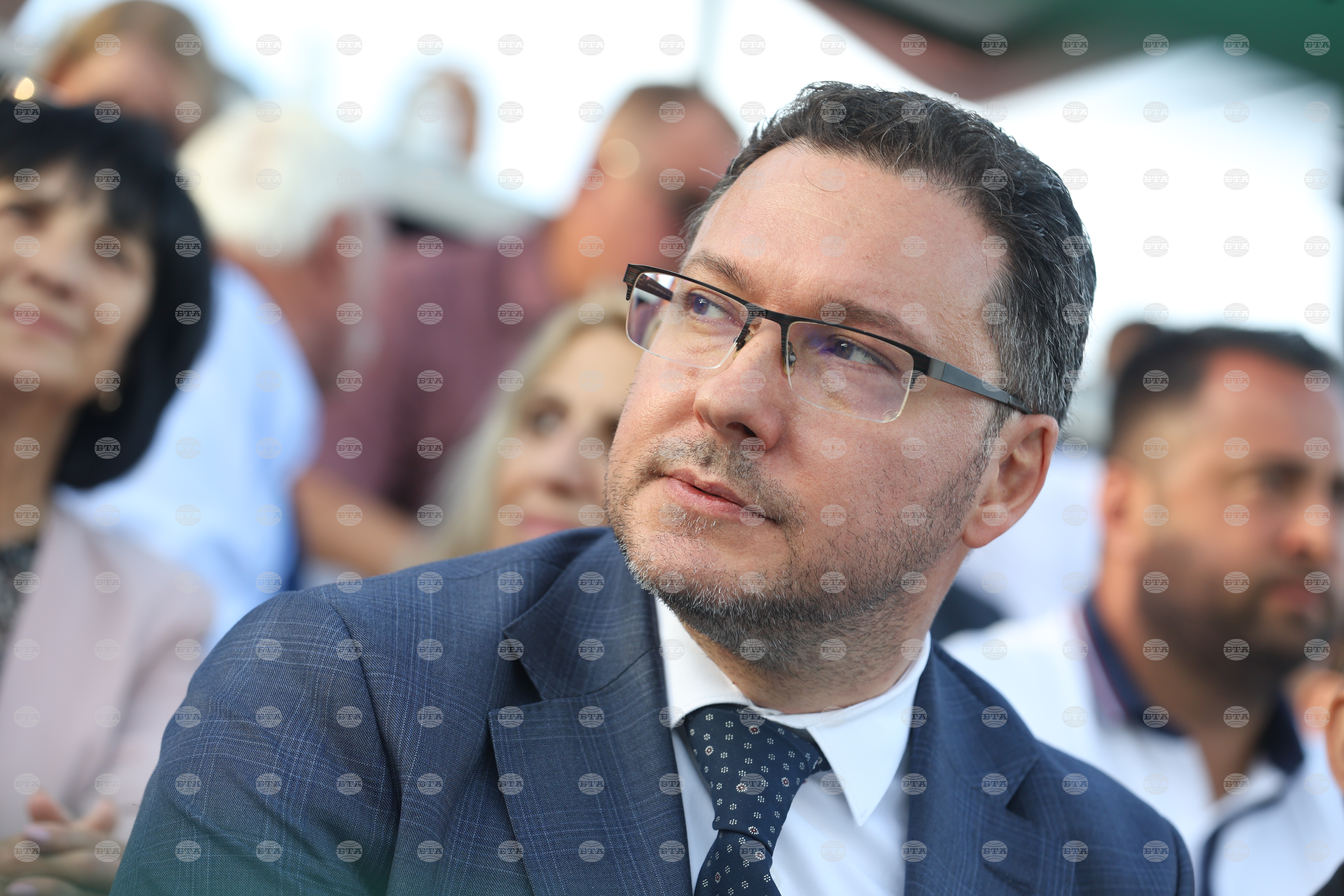 Protesti se razširili v London in Nepal, policijski šef v Ruse napaden