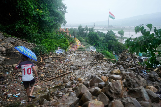 Най-малко 30 души загинаха след причинено от проливни валежи свлачище в Индия