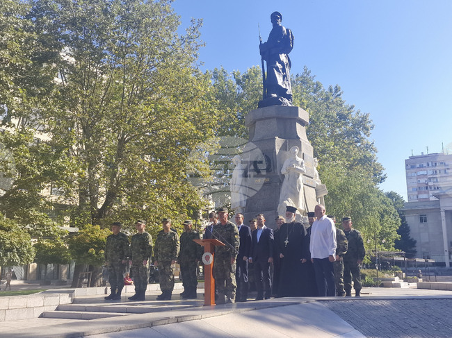 Заместник-началникът на отбраната генерал-лейтенант Михаил Попов посрещна контингента ни от Косово на тържествена церемония в Хасково