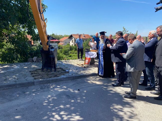 Министерски съвет: Вицепремиерът Атанас Зафиров и министърът на регионалното развитие Иван Иванов направиха първа копка по проект за реконструкция на водопроводната мрежа в село Самораново