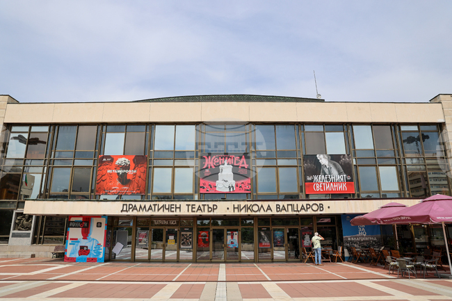  Благоевградският драматичен театър гостува в Смолян със спектаклите "Неволята" и "Железният светилник" 